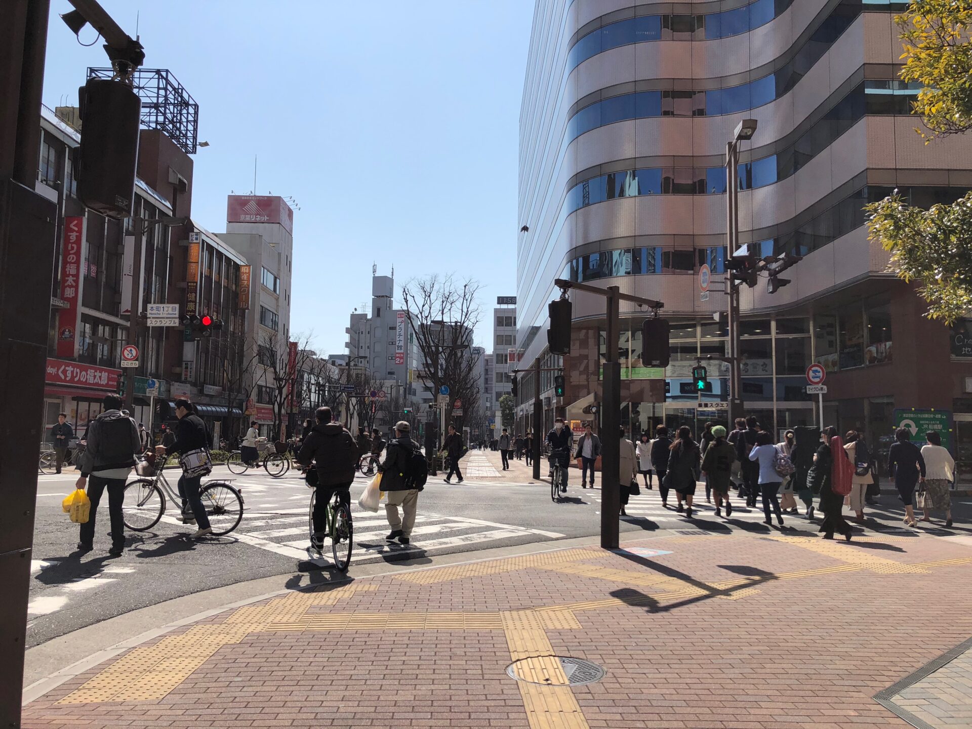 船橋駅から船橋シーアクト法律事務所への道順3　大きな交差点をまっすぐ