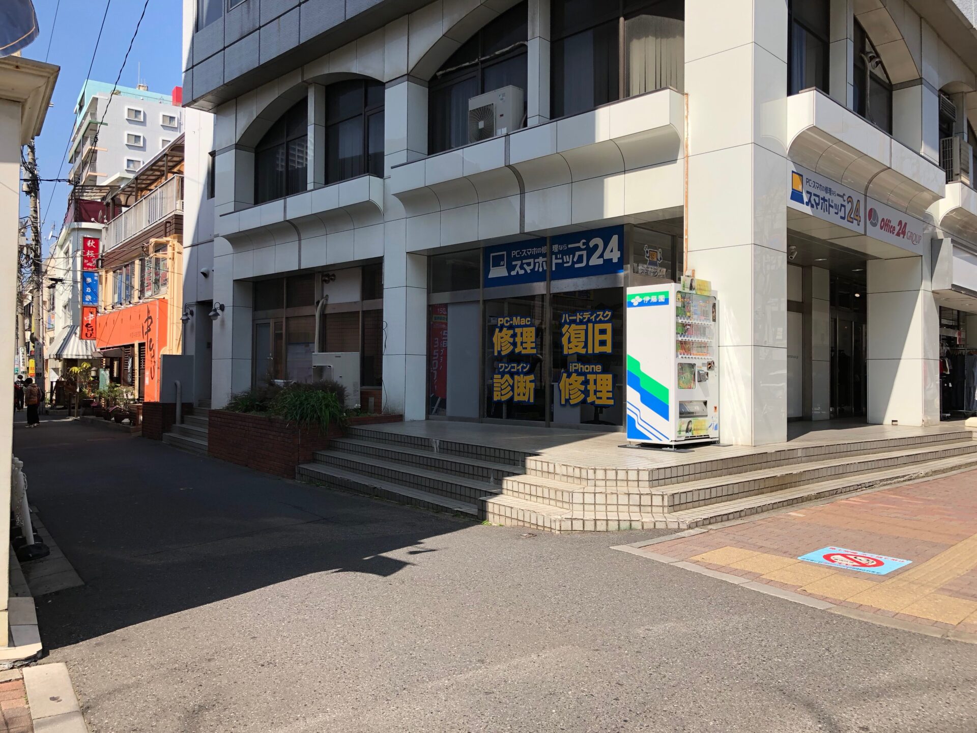 船橋駅から船橋シーアクト法律事務所への道順4　PCバル 千葉船橋店の角を右へ