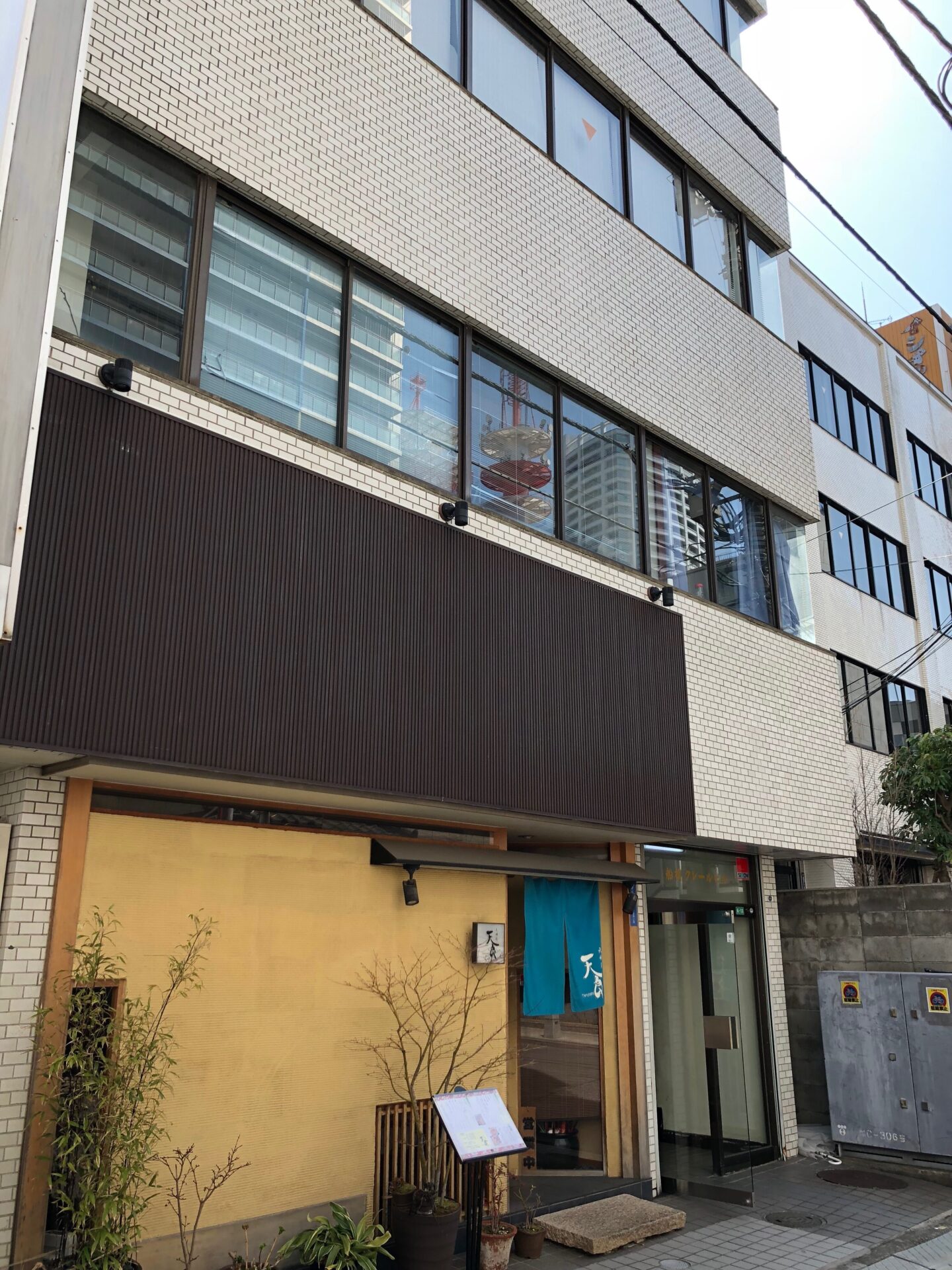 船橋駅から船橋シーアクト法律事務所への道順6　船橋クレールビルの看板